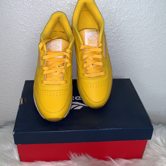 Wmns Classic Leather Toxic Yellow Gum - Picture 2 of 10